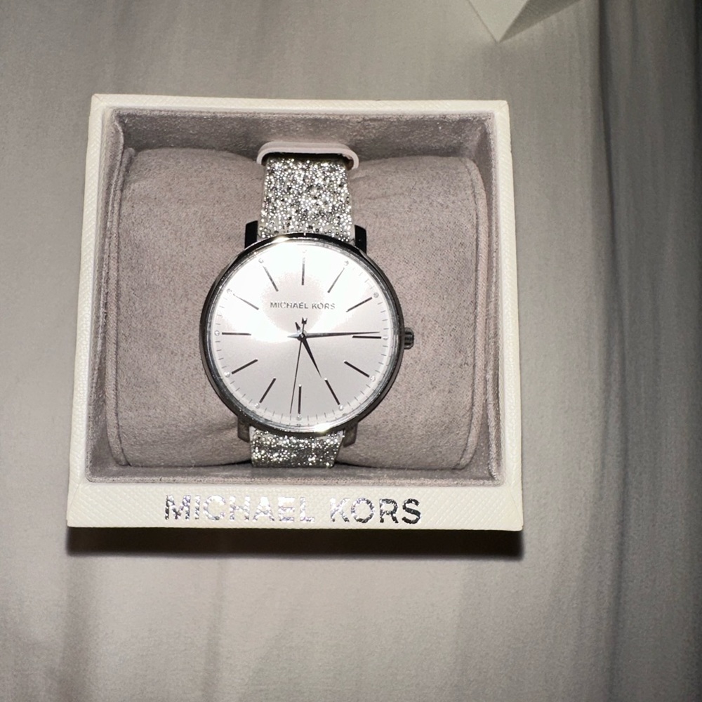 Watch - Picture 2 of 4